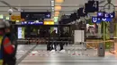 Garis polisi terpasang dekat lokasi seorang pria bersenjata kapak yang mengamuk di sebuah stasiun kereta api di Dusseldorf, Jerman, Kamis (9/3). Polisi telah menutup stasiun untuk sementara hingga penyelidikan selesai. (Patrik STOLLARZ/AFP)