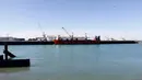 Kapal kargo berbendera Rusia berlabuh di pelabuhan Boulogne-sur-Mer, Prancis utara (26/2/2022). Pejabat Prancis mengatakan marinir yang berpatroli di wilayah Selat Inggris telah mencegat kapal kargo yang berlayar di bawah bendera Rusia dan mengawalnya untuk penyelidikan. (AP Photo/Michel Spingler)