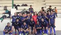 Pemilik klub Persis Solo, Vijaya Fitriyasa (jersey merah) berpose dengan wartawan di Solo dalam rangkaian HUT Persis Solo ke-96 tahun di lapangan Kottabarat, Solo, Sabtu (9/11/2019). (Bola.com/Vincentius Atmaja)