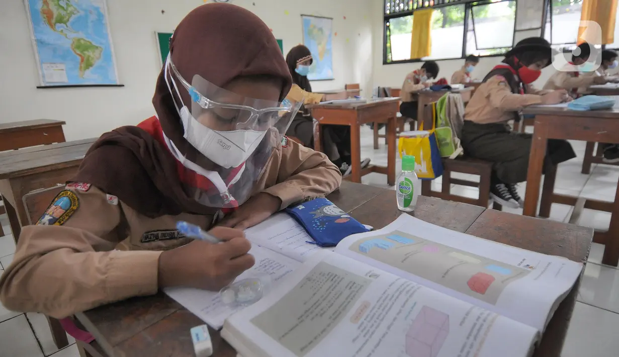 Siswi mengikuti pelaksanaan pembelajaran tatap muka di SDN Pondok Labu 14, Jakarta Selatan, Rabu (7/04/2021). Mulai hari ini, Pemprov DKI melakukan pembelajaran tatap muka bagi 85 sekolah dari semua jenjang pendidikan hingga 29 April. (merdeka.com/Arie Basuki)
