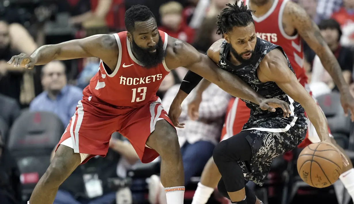 Pebasket Houston Rockets, James Harden, berebut bola dengan pebasket San Antonio Spurs, Patty Mills, pada laga NBA di Toyota Center Selasa (13/2/2018). Houston Rockets menang 109-93 atas San Antonio Spurs. (AP/David J. Phillip)