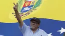 Kedua langsung dibawa dibawa ke Amerika Serikat untuk menghadapi dakwaan federal. Tampak dalam foto, seorang demonstran mengacungkan tanda kemenangan saat pawai dukungan untuk mantan Presiden Venezuela Nicolas Maduro dalam unjuk rasa yang diselenggarakan oleh para pekerja di Caracas pada 14 Januari 2026. (Pedro MATTEY/AFP)