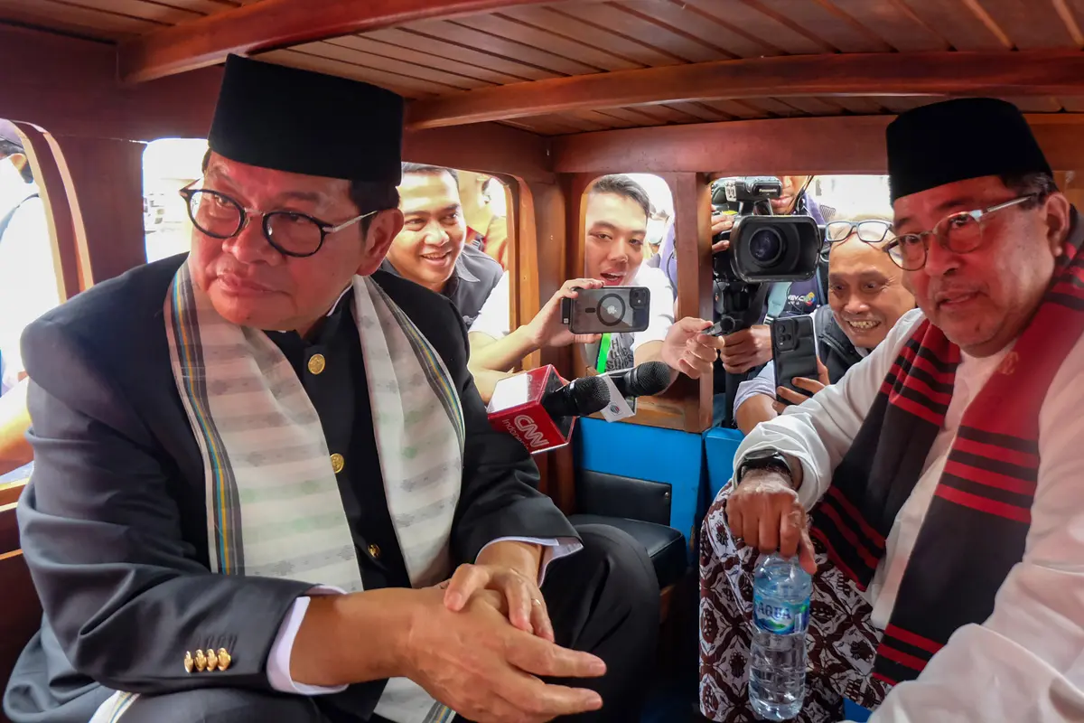 Naik Oplet, Pasangan Pramono Anung dan Rano Karno Bergerak Menuju KPU Jakarta