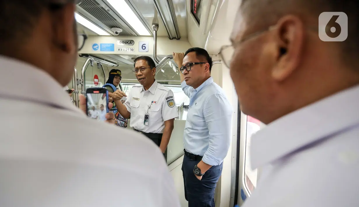 Dalam kegiatan tersebut, Kartika Wirjoatmodjo ditemani Dirut PT Kereta Api Indonesia (Persero) atau KAI Didiek Hartantyo dan Dirut PT Adhi Karya Entus Asnawi Mukshon. (Liputan6.com/Faizal Fanani)