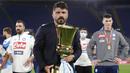 Pelatih Napoli, Gennaro Gattuso, mengangkat trofi usai menjuarai Coppa Italia di Stadion Olympic, Roma, Rabu (17/6/2020). Napoli menjadi juara setelah berhasil menang lewat adu penalti atas Juventus dengan skor 4-2.(AP/Andrew Medichini)