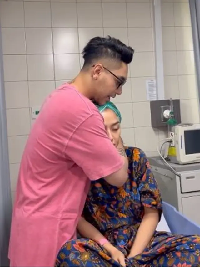 6 Momen Haru Siti Badriah Jalani Operasi Angkat Satu Janin Kembar di Luar Rahim