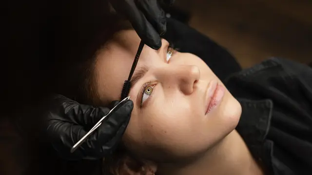 5. Rapikan Alis untuk Tampilan Lebih Polished [Dok/freepik.com]