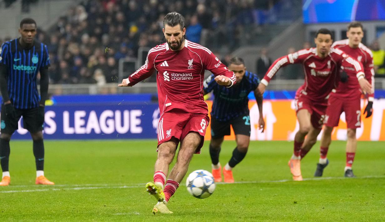 Liverpool memastikan kemenangan berkat eksekusi penalti Dominik Szoboszlai pada menit ke-88. (AP Photo/Luca Bruno)
