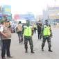 Petugas gabungan menjaga titik-titik lokasi perbatasan PSBB di Bekasi. (Foto: Liputan6.com/Bam Sinulingga)