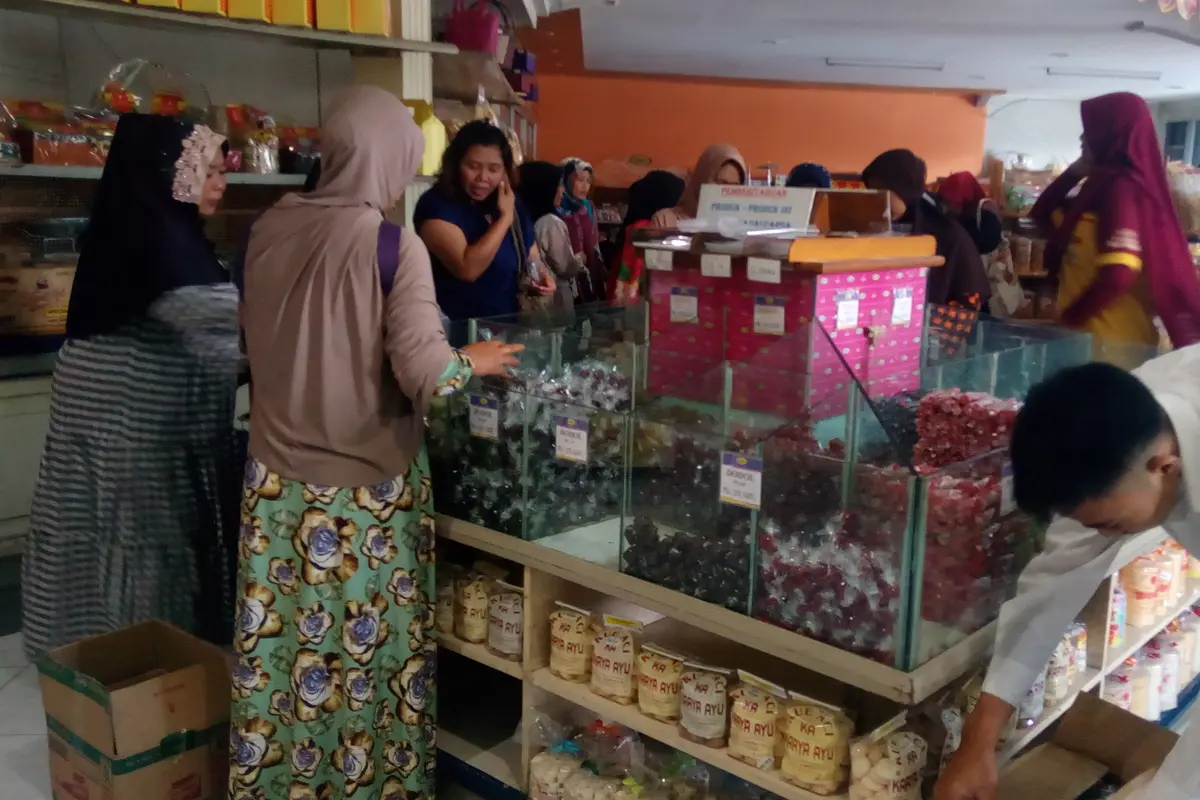Aktifitas warga yang tengah belanja oleh-oleh Garut