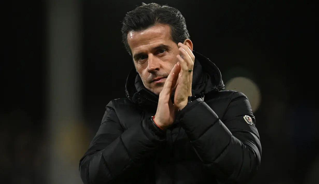 Marco Silva ditunjuk menjadi pelatih Fulham usai terdegradasi ke Championship pada awal musim 2021/2022 menggantikan Scott Parker yang hijrah ke Bournemouth. Hanya butuh semusim, Fulham kembali promosi ke Premier League pada 2022/2023 dan hingga pekan ke-33 sukses menghuni posisi ke-10 klasemen sementara. (AFP/Ben Stansall)