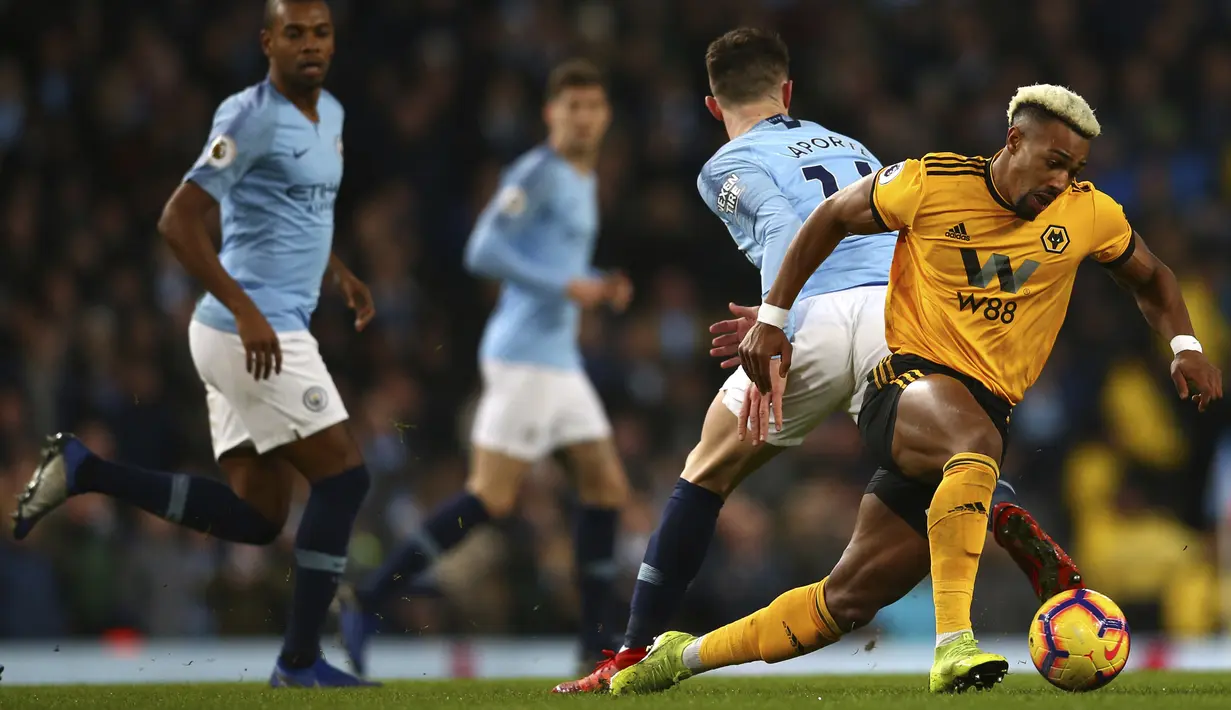 Pemain Wolverhampton Wanderers, Adama Traore, menggiring bola saat melawan Manchester City pada laga Premier League di Stadion Etihad, Manchester, Senin (14/1). Manchester City menang 3-0 atas Wolverhampton Wanderers. (AP/Dave Thompson)