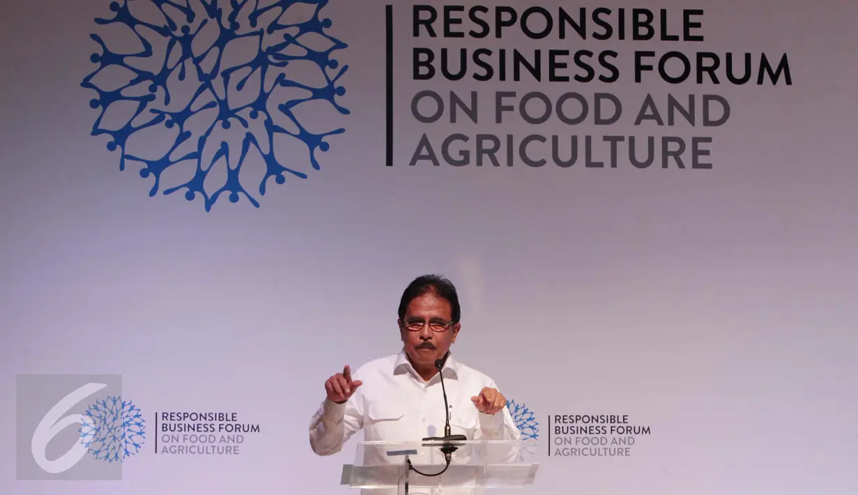 Menteri Agraria dan Tata Ruang Sofyan Djalil memberi pemaparan mengenai upaya mengatasi perkembangan isu-isu hak atas lahan petani Indonesia dalam Responsible Business Forum on Food and Agriculture (RBF), Jakarta, Rabu (15/3). (Liputan6.com/Angga Yuniar)