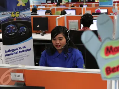 Petugas Call Center 817 melayani pelanggan di pusat layanan pelanggan XL di Jakarta, Senin (21/12/2015). XL telah melakukan kesiapan jaringan dan layanan pelanggan untuk mengantisipasi peningkatan kebutuhan telekomunikasi. (Liputan6.com/Angga Yuniar) 