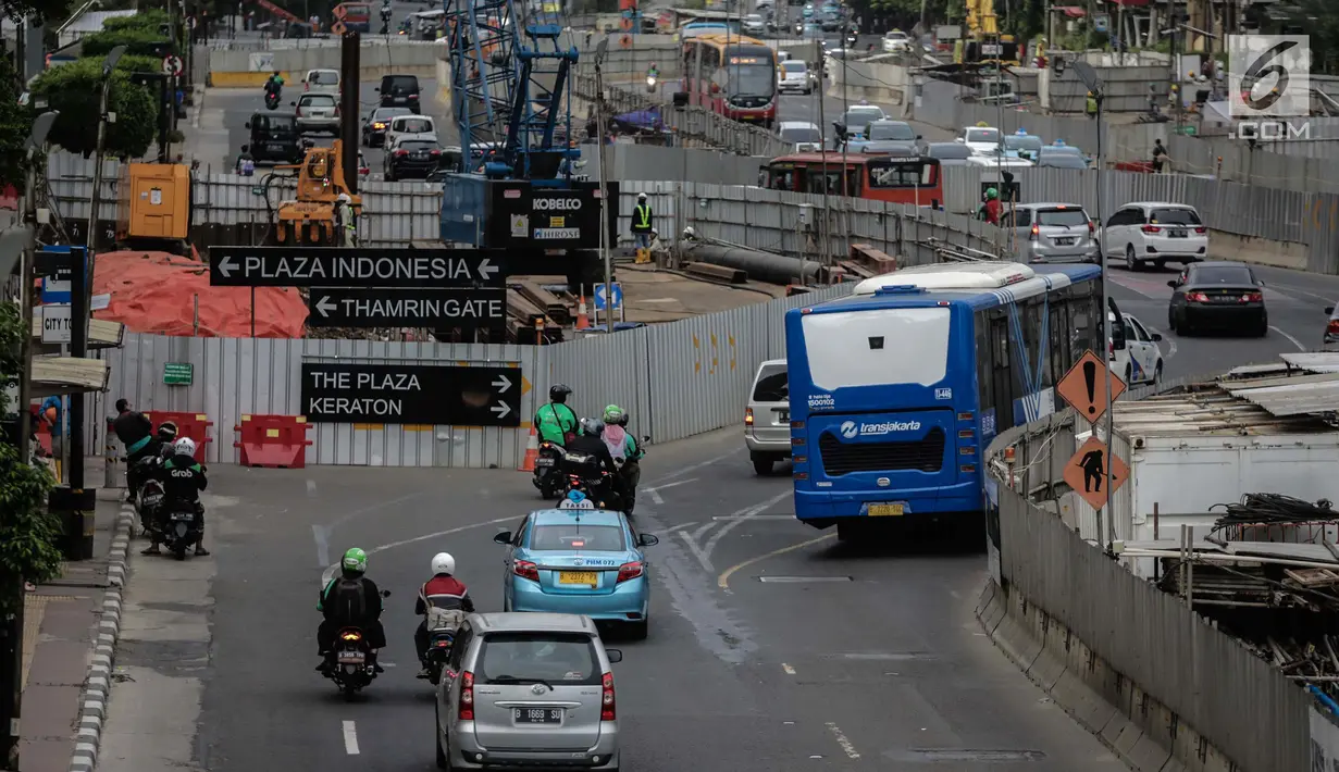 Pengendara sepeda motor melintasi Jalan MH Thamrin, Jakarta, Kamis (11/1). Kebijakan ganjil genap akan diberlakukan untuk menggantikan larangan melintas sepeda motor yang telah dicabut di Jalan MH Thamrin. (Liputan6.com/Faizal Fanani)