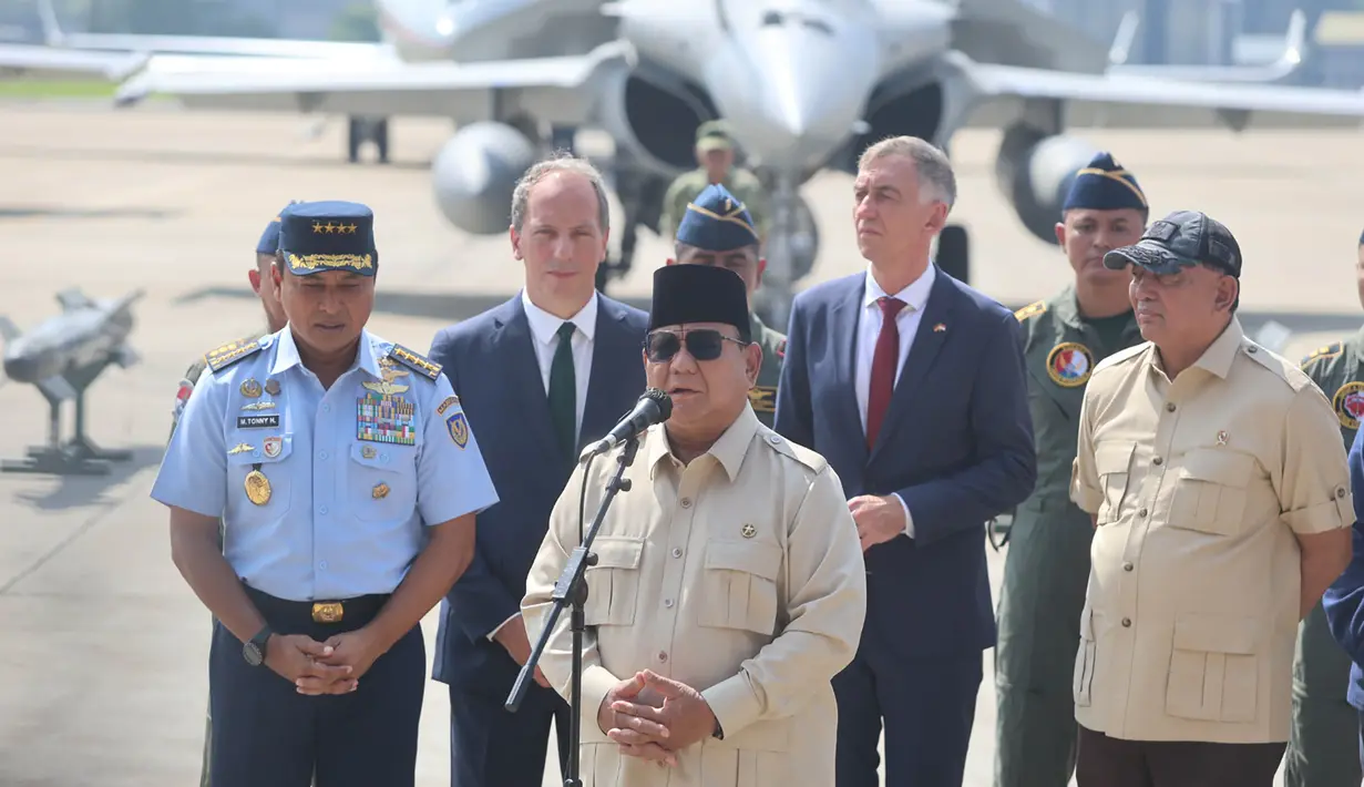 Presiden Prabowo Subianto memberi keterangan usai menyerahkan sejumlah Alat Utama Sistem Senjata (Alutsista) strategis ke TNI di Pangkalan Udara (Lanud) Halim Perdanakusuma, Jakarta, Senin (18/5/2026). (merdeka.com/Arie Basuki)