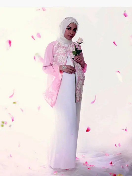 Berdasarkan informasi dari Fanny, Shireen Sungkar melahirkan dengan berat 3,44 kg dan panjang 50 sentimeter. Meski namanya panjang, cukup dipanggil dengan sebutan Hawa. (dok. Instagram)