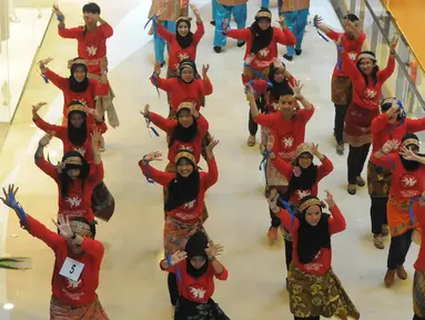 Ribuan orang menari di Grand Indonesia, Jakarta Pusat, Minggu (23/11/2014). (Liputan6.com/Herman Zakharia)