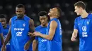 Pemain Prancis Kylian Mbappe (tengah) bercanda dengan Marcus Thuram (kiri) saat sesi latihan di Stadion Jassim Bin Hamad, Doha, Qatar, 28 November 2022. Prancis akan melawan Tunisia di Piala Dunia pada 30 November 2022. (AP Photo/Christophe Ena)