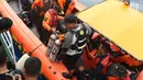 Tim Basarnas menyiapkan operasi penyelaman untuk mencari korban pesawat Lion Air JT- 610 di perairan Karawang, Jawa Barat, Rabu (31/10). Hingga hari ketiga, pencari korban jatuhnya Lion Air JT-610 terus dilakukan. (Liputan6.com/Helmi Fithriansyah)