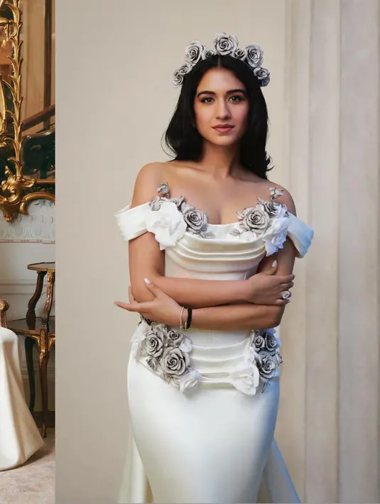 <p>Calon istri Anant Ambani, Radhika Merchant sudah tampilkan aura khas pengantin perempuan di pesta pre-wedding. Aura sebagai pengantin perempuan makin terlihat nyata [@rheakpoor @loveleen_makeupandhair]</p>