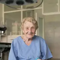 Seorang dokter asal Rusia masih aktif melakukan operasi meski usianya sudah mencapai 89 tahun. | via: facebook.com