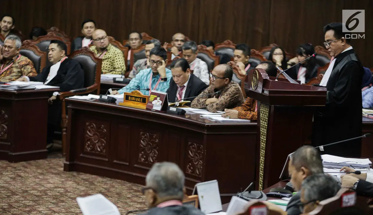 Ketua Tim Hukum Joko Widodo-Ma’ruf Amin, Yusril Ihza Mahendra memberi keterangan dalam sidang sengketa Pilpres 2019 di Gedung MK, Jakarta, Selasa (18/6/2019). Yusril menyebut paparan Pemohon yaitu kubu Prabowo-Sandiaga seperti skripsi. (Liputan6.com/Faizal Fanani)