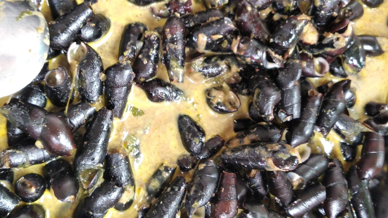 Langkitang jajanan khas Pantai Padang. (Liputan6.com/ Novia Harlina)