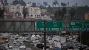 Sejumlah mobil saat melintas di salah satu jalan di Los Angeles California, AS, Selasa (21/2). INRIX, sebuah lembaga penganalisa data kemacetan lalu lintas menyatakan bahwa Los Angeles menjadi kota termacet di dunia. (AFP PHOTO/Justin Sullivan)