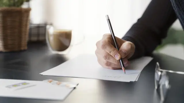Ilustrasi menulis surat cuti