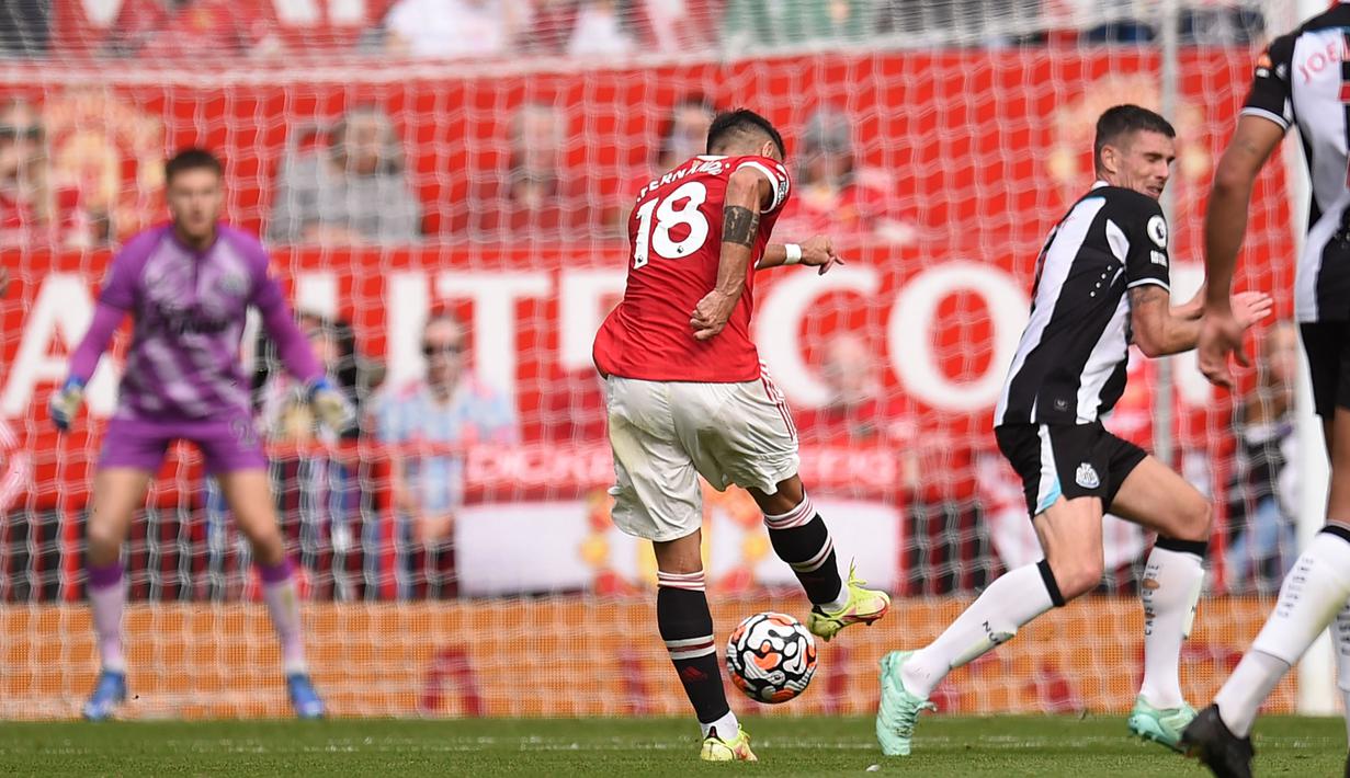 Pada menit ke-80, Manchester United kembali memperbesar keunggulan. Kali ini melalui gol indah Bruno Fernandes, yang merupakan kompatriot Ronaldo. (Foto: AFP/Oli Scarff)