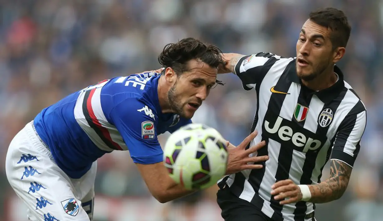 Aksi Matias Agustin Silvestre dan Roberto Maxilimiano Pereyra dalam memperebutkan bola. (AFP PHOTO / MARCO BERTORELLO)