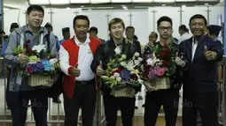 Menpora, Imam Nahrawi dan Ketua PBSI, Wiranto, foto bersama dengan pasangan ganda putra Kevin Sanjaya dan Marcus Gideon di Bandara Soekarno Hatta, Senin (18/12/17). Kevin-Marcus berhasil menjuarai Dubai Super Series 2017. (Bola.com/M Iqbal Ichsan)