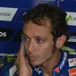 Pebalap MotoGP dari tim Yamaha Movistar, Valentino Rossi, tampak lelah usai mengikuti kualifikasi GP Czech di Breno, Ceska, Sabtu (20/8/2016). (AFP/Michal Cizek)