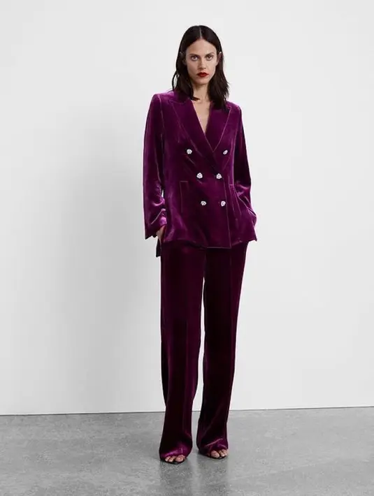 <p>Bahkan blazer klasik bernuansa deep juga akan mengoptimalkan gaya sempurna untuk digunakan kala acara formal. [Foto: Pinterest]</p>