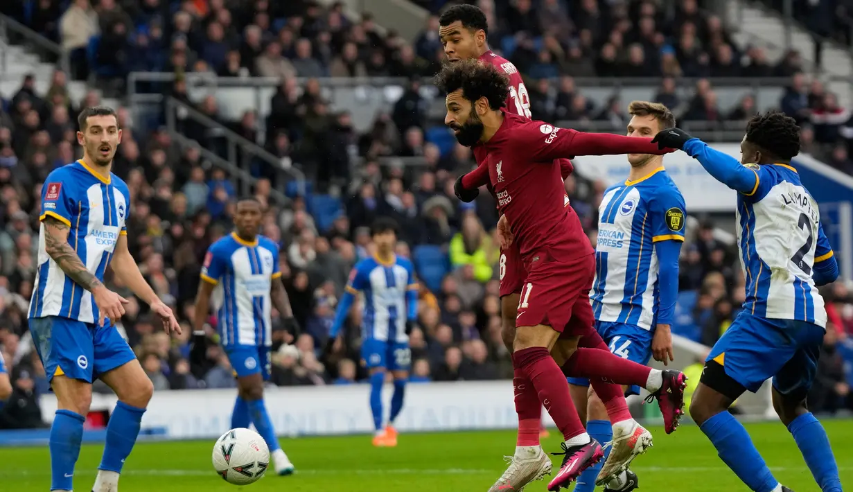 Pemain Liverpool Mohamed Salah (tengah) gagal mencetak gol ke gawang Brighton and Hove Albion pada pertandingan sepak bola putaran keempat Piala FA di Stadion Falmer, Brighton, Inggris, 29 Januari 2023. Liverpool kalah 1-2 dan harus tersingkir dari Piala FA. (AP Photo/Alastair Grant)