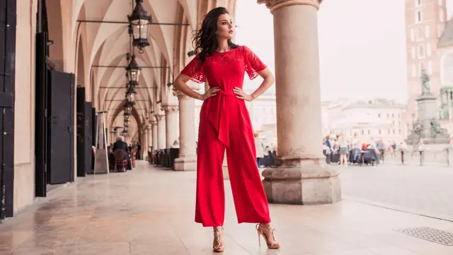 Nggak Hanya Pink, Ini Lho Pilihan Warna Outfit Lain untuk Tampil Manis Saat Valentine