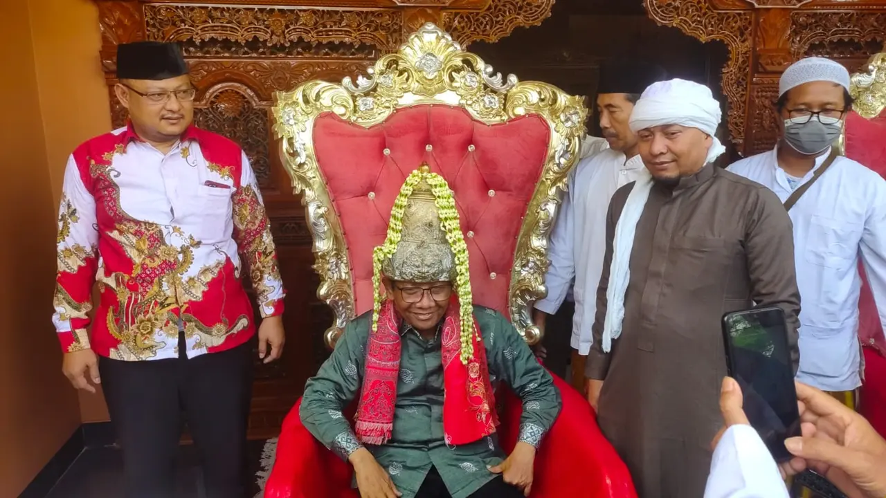 Datangi Padepokan Anti Galau Cirebon, Mahfud MD Diskusi Tentang Gaib Hingga Diberi Mahkota Prabu Siliwangi