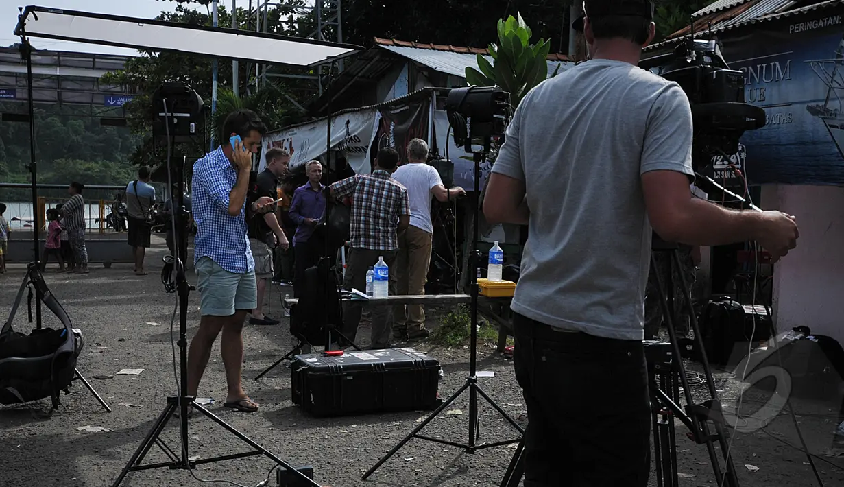 Sejumlah wartawan asing ikut meliput terpidana mati duo Bali Nine cs di Dermaga Wijapura, Cilacap, Jawa Tengah, Minggu (8/3/2015). (Liputan6.com/Johan Tallo)