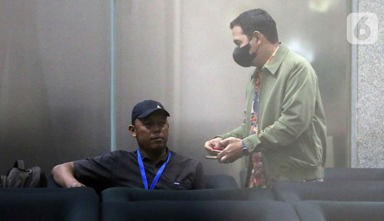 Usai diperiksa selama hampir 10 jam, F Bagus Panuntun memilih bungkam saat disodori banyak pertanyaan dari wartawan. Tampak dalam foto, Pelaksana Tugas (Plt) Wali Kota Madiun, F. Bagus Panuntun (kanan) usai menjalani pemeriksaan di Gedung Merah Putih Komisi Pemberantasan Korupsi (KPK), Jakarta, Senin (11/5/2026). (Liputan6.com/Helmi Fithriansyah)