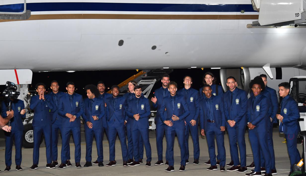 Para pemain Brasil menggunakan setelan jas saat tiba di Sochi airport, Rusia, (11/6/2018). Brasil berada pada grup E dengan Kosta Rika, Swis dan Serbia. (AFP/Nelson Almeida)