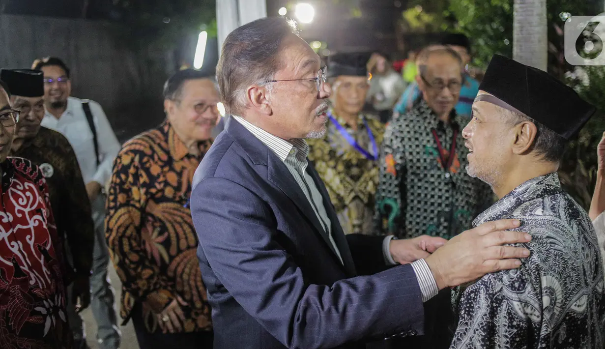 Mantan Wakil Perdana Menteri Malaysia, Datuk Sri Anwar Ibrahim diterima putra Presiden ke-3 RI BJ Habibie, Thareq Kemal Habibie saat tiba di Patra Kuningan, Jakarta, Rabu (9/10/2019). Kedatangan Anwar untuk takziah atas wafatnya Habibie. (Liputan6.com/Faizal Fanani)