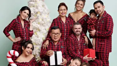 12 Gaya Kompak Keluarga Artis Rayakan Natal, Melaney Ricardo Bertema Pajama