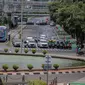 Kendaraan melintas di kawasan ganjil genap di jalan thamrin, Jakarta, Rabu (8/4/2020). Ditlantas Polda Metro Jaya mengumumkan perpanjangan masa peniadaan kebijakan pembatasan kendaraan bernomor polisi ganjil genap di wilayah Jakarta hingga 19 April 2020. (Liputan6.com/Faizal Fanani)