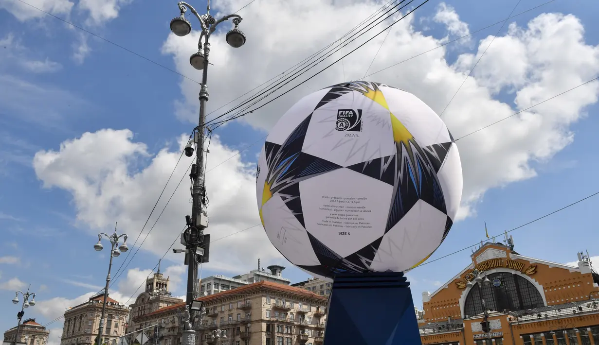 Pemandangan Bola kaki besar yang menghiasi jalan utama Khreshchatyk, Kiev, Ukraina (22/5). Kota Kiev akan menjadi tuan rumah penyelenggaraan final Liga Champions antara Real Madrid dan Liverpool di Olimpiyskiy Stadion. (AFP Photo/Sergei Supinsky)