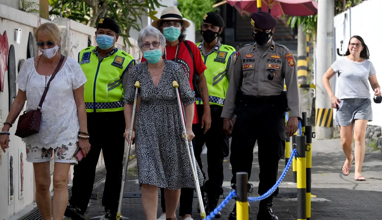 <p>Warga Prancis tiba di tempat pemungutan suara untuk memberikan suara mereka pada putaran kedua pemilihan presiden Prancis di Kerobokan, Bali, Minggu (24/4/2022). Hasil pemilu ini, nantinya akan menjadi penentu apakah Presiden Prancis Emmanuel Macron akan tetap mempertahankan jabatannya atau kehilangan posisinya tersebut. (SONNY TUMBELAKA / AFP)</p>