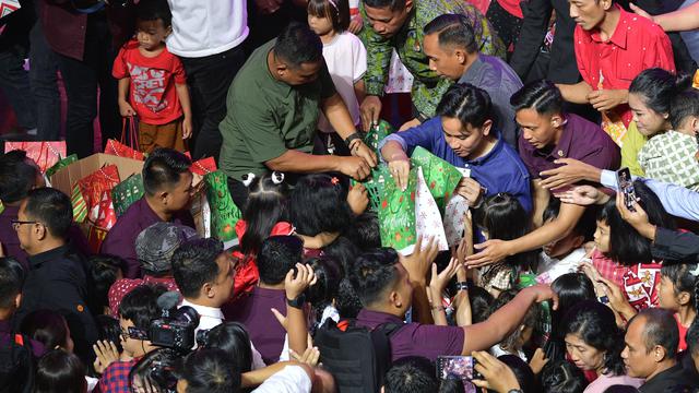 Wakil Presiden (Wapres) RI Gibran Rakabuming Raka menyapa jemaat Natal di Gereja Bethel Indonesia (GBI) Keluarga Allah Solo Widuran, Surakarta, Jawa Tengah, pada Rabu (25/12/2024).