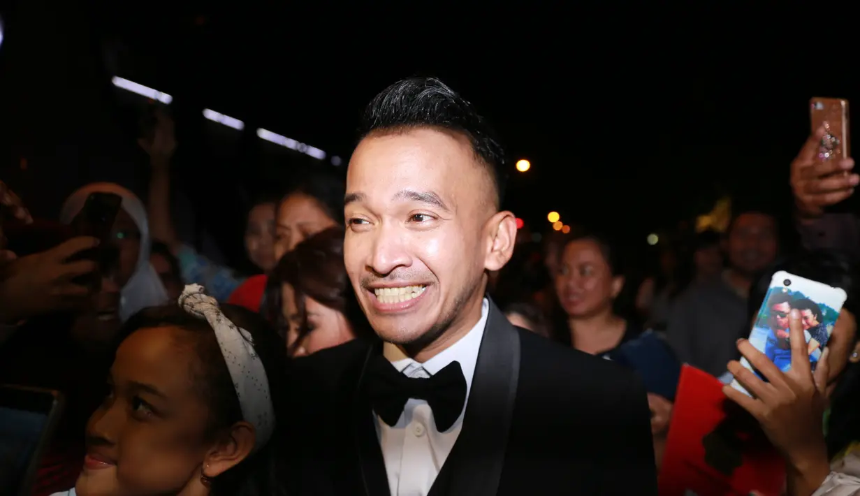Perasaan gugup dirasakan oleh presenter dan pemeran Ruben Onsu. Saat menjadi salah satu tamu yang hadir memberikan doa dan restu pada Kahiyang dan Bobby.Setelah mendapat izin dari yang punya hajat, ia lantas selfie di pelaminan. (Adrian Putra/Bintang.com)