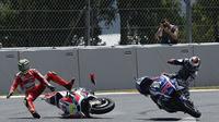 Pebalap Yamaha, Jorge Lorenzo, dan rider Ducati, Andrea Iannone, terlibat crash di MotoGP Catalunya, Minggu (5/6/2016). (Motorsport)