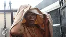 Ayah Gatot Brajamusti keluar dari kediamannya di kawasan Pondok Pinang, Jakarta, Selasa (30/8). Keluarga Gatot Brajamusti berangkat untuk nemui gatot yang sedang di penjara karena kasus narkoba di Lombok. (Liputan6.com/Herman Zakharia)